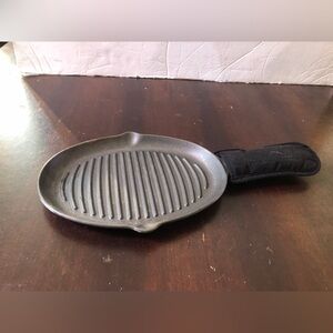Cast Iron Griddle with Handle Cloth. Like New.